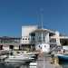 La forma richiama quella della prua di una grande nave, con finestre a forma di obl e un terrazzo simile al ponte di un natante
